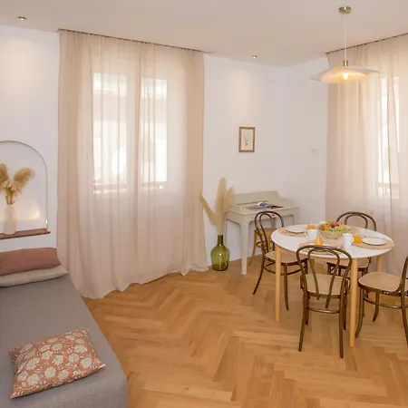 New Orange Boutique L *