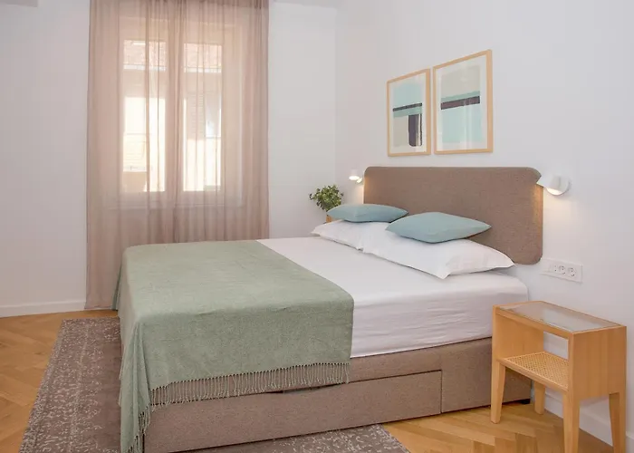 New Orange Boutique L 스플리트